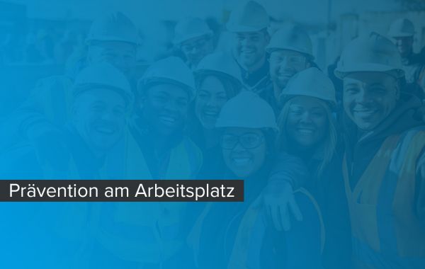 Teambild von Arbeiter:innen auf einer Baustelle